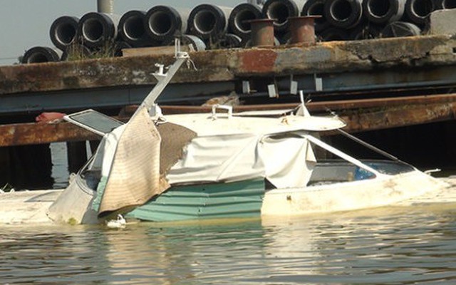 ​Đã “trói” xác tàu cao tốc trôi nổi trên sông Sài Gòn