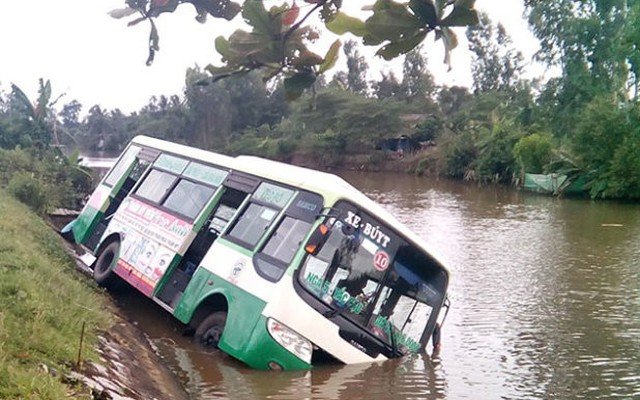 ​Xe buýt mất lái lao xuống sông ở U Minh Thượng