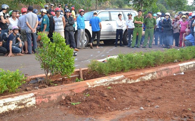 Lao như tên bắn, xe hơi tông chết nhân viên trồng cây xanh bên đường