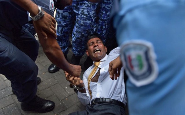 24h qua ảnh: Cảnh sát lôi cựu Tổng thống Maldives khỏi cuộc ẩu đả