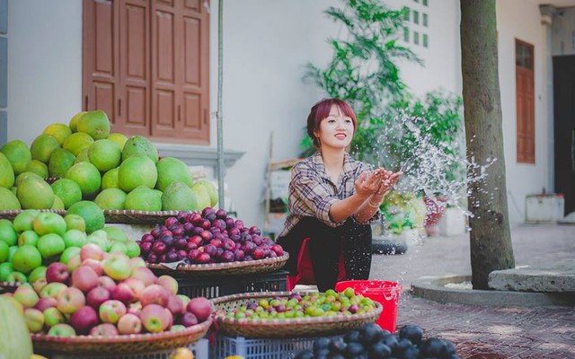 Nữ sinh bán hoa quả bị nhầm là diễn viên vì vẻ ngoài nổi bật