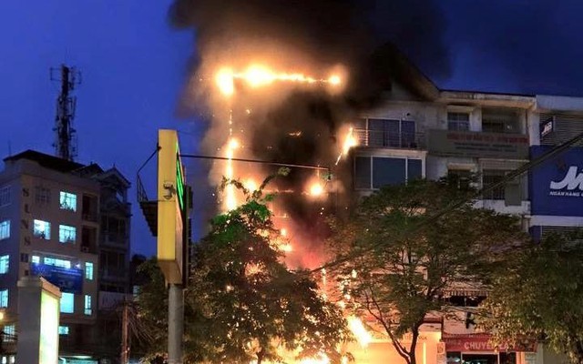 Hà Nội: Một chi nhánh ngân hàng bốc cháy dữ dội