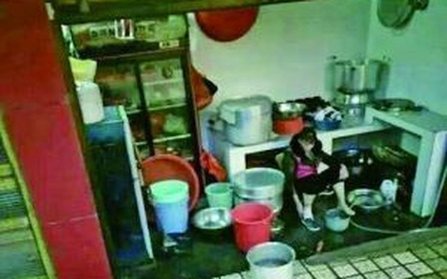 Bức ảnh chấn động: Nhân viên nhà hàng rửa chân trong nồi cơm