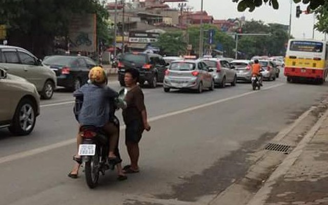 Hà Nội: Người phụ nữ lột ngược áo "vòi tiền" người đi đường