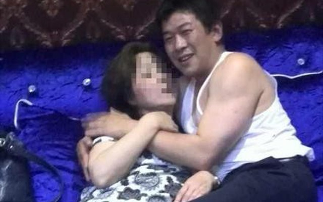 Ngả ngớn "ôm bạn tiểu học", quan Trung Quốc mất chức