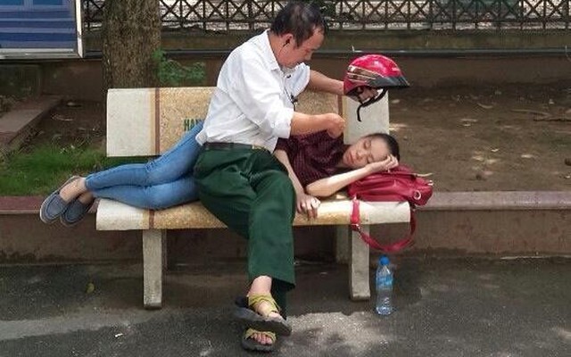 Xúc động hình ảnh người cha che nắng cho con gái ngủ giữa trưa