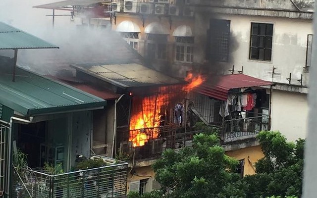 Nổ lớn và lửa bốc cháy dữ dội ở khu tập thể phố Trần Quốc Toản