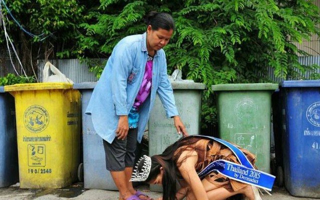 Hoa hậu 17 tuổi quỳ lạy người mẹ ở bãi rác gia đình