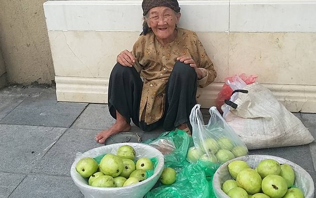 Cụ già 89 tuổi bán ổi và sự thật thà khiến nhiều người thẹn thùng