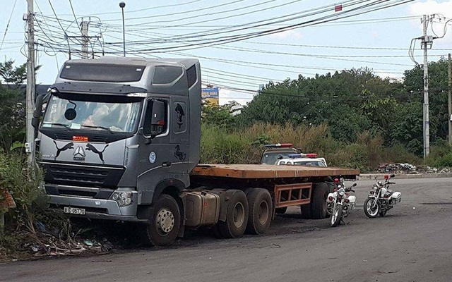 Container tông thẳng xe CSGT để tháo chạy