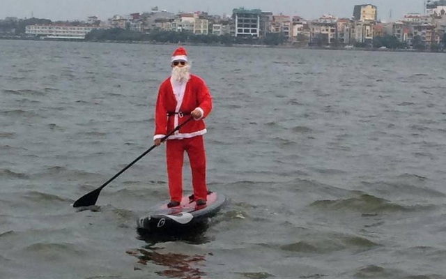 Ông già Noel mất xe tuần lộc phải chèo thuyền trên Hồ Tây