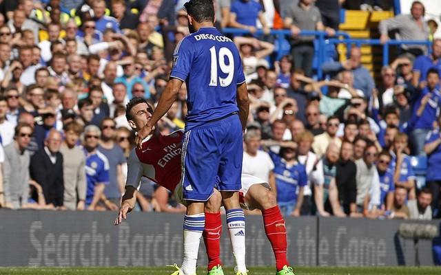 Fan Arsenal “nổi cuồng phong” vì Diego Costa và trọng tài