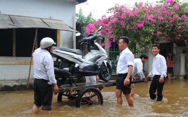 Huế: Lụt bất thường giữa mùa khô, người dân chạy tán loạn