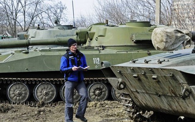 Nhân viên an ninh Ukraine còng tay, bịt mắt giám sát viên OSCE
