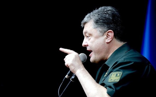 Ẩn ý đằng sau "khẩu súng lục dưới gối" của Tổng thống Ukraine?