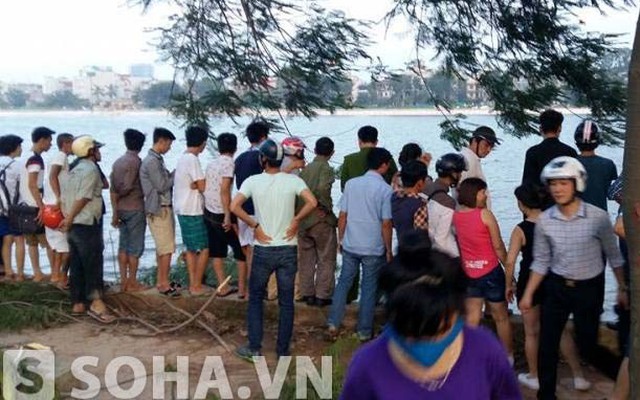 Người dân đổ xô xem vớt thi thể người đàn ông ở hồ Linh Đàm