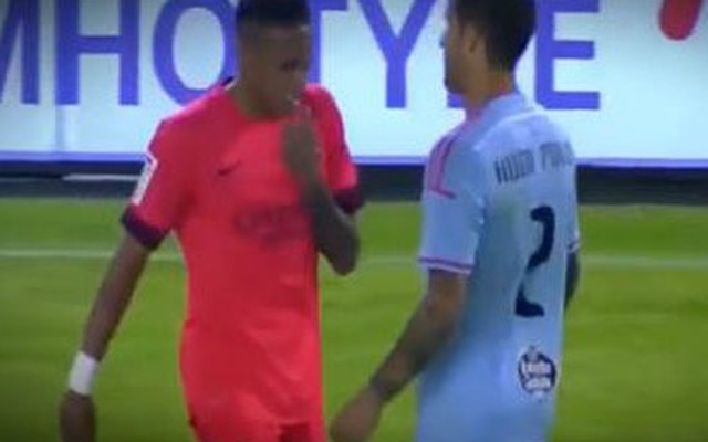 Neymar thản nhiên làm trò "mất vệ sinh" trên sân