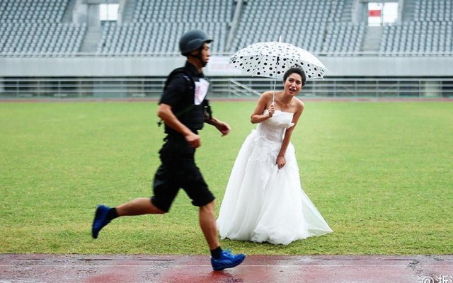TQ: Cô dâu đội mưa gió, cổ vũ chú rể cảnh sát thi chạy