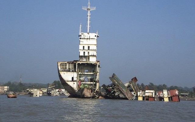 Bên trong khu phá dỡ tàu cũ ở Bangladesh