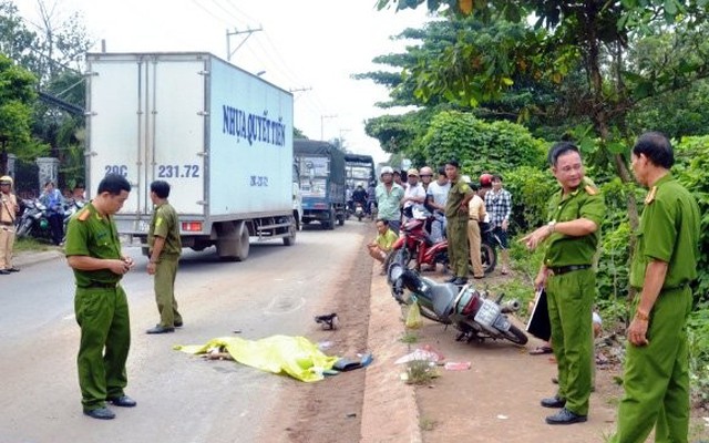 TP.HCM: Truy tìm ô tô cán hai mẹ con thương vong