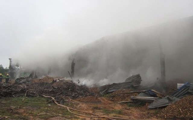 Kho gỗ cháy ngùn ngụt, gần 100 người dập lửa dưới mưa