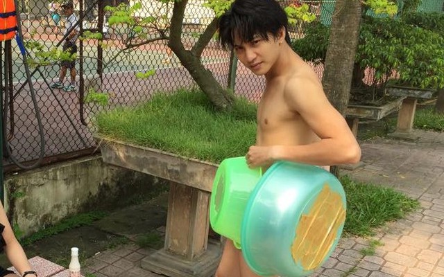 Hình ảnh "khó đỡ" của hot boy Bê Trần trong 5s Online