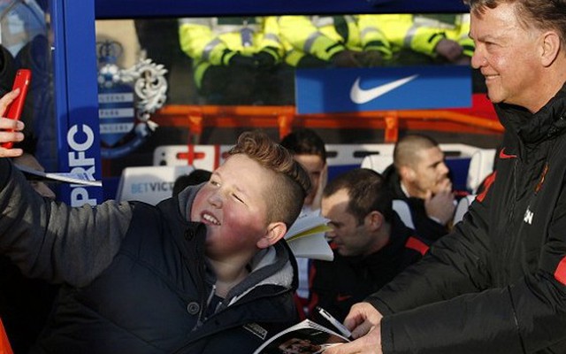 Van Gaal cùng fan thoải mái "tự sướng" sau chiến thắng