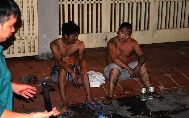 Cảnh sát giải cứu 2 thanh niên bị kẹt trong đám cháy