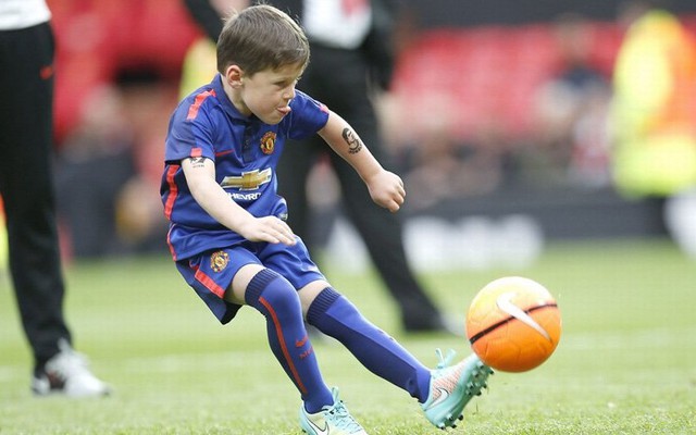 Con trai Rooney kết Ronaldo "nổ đĩa"