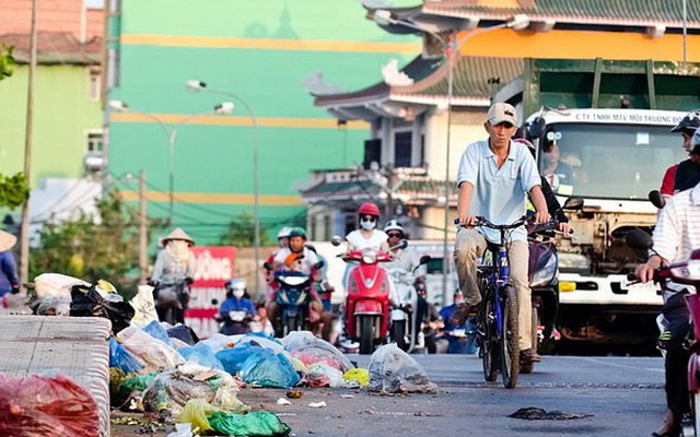 Những cây cầu đầy... rác ở Sài Gòn