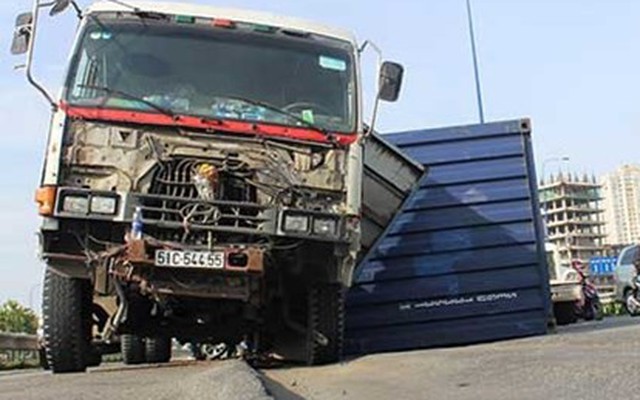 Đường ‘bậc thang’ làm văng container ra đường