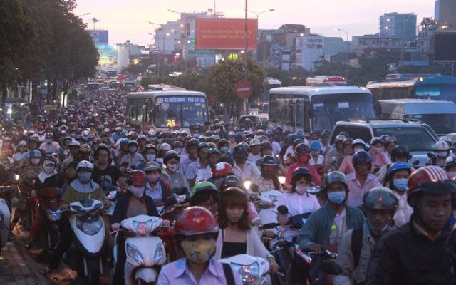 Bấm còi, Mỹ phạt 7,5 triệu đồng, Việt Nam phạt... 100.000 đồng