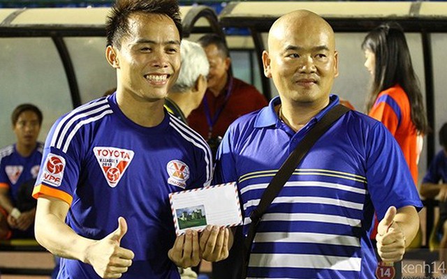 CĐV xuống sân tặng iPad và "tiền tươi" cho cầu thủ Than Quảng Ninh