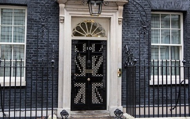 Bí ẩn trên cánh cửa tòa nhà số 10 của Thủ Tướng Anh
