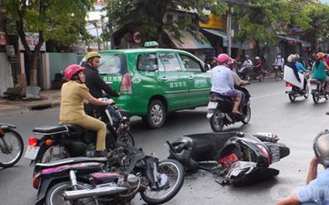 Bắt 'nóng' tên cướp giật nghi ngáo đá gây tai nạn giao thông liên hoàn