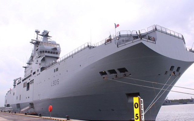 Tàu chiến Mistral Pháp cập cảng Singapore
