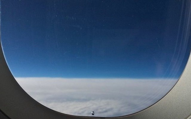 Vì sao cửa sổ máy bay có 1 lỗ nhỏ?