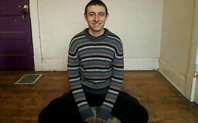 Ngồi và cười trước máy quay suốt 120 tiếng