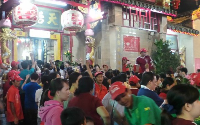 Xếp hàng trắng đêm dâng lễ tại chùa Bà cầu may
