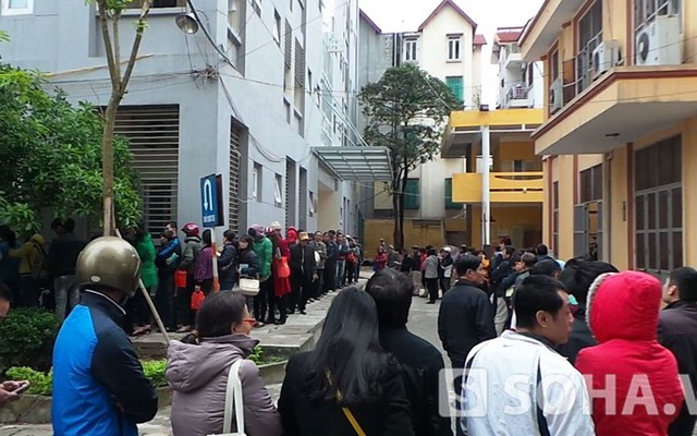 Hàng trăm người nhích từng bước để chờ mua thuốc ngay giữa Thủ đô