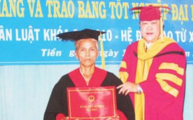 Bà bán chuối 57 tuổi ở Tiền Giang nhận bằng cử nhân Luật