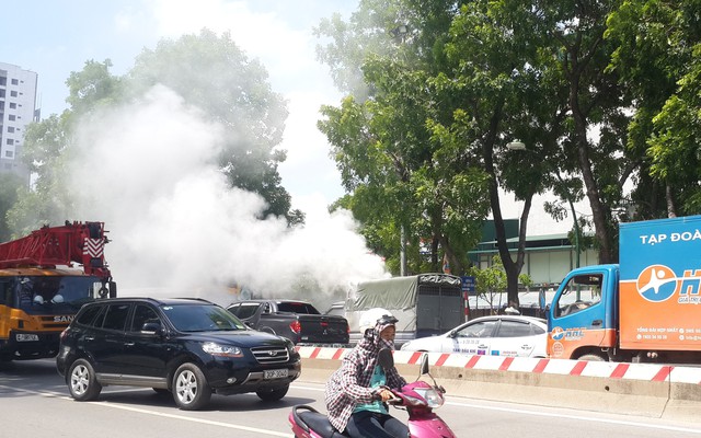 Hà Nội: Cả tuyến phố tắc nghẽn vì ô tô bốc cháy dữ dội