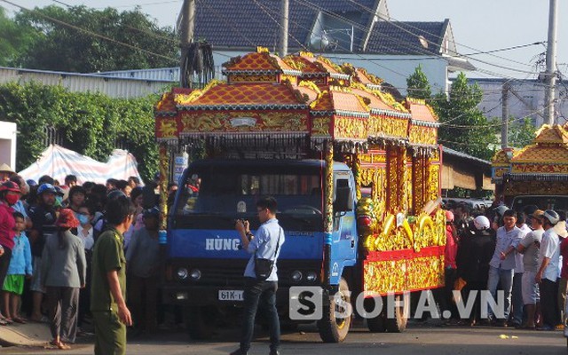 Hàng trăm người đến đưa tang 6 nạn nhân vụ thảm sát