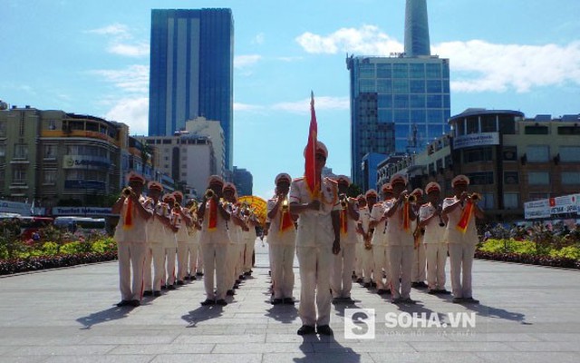Người dân hò reo tán thưởng cảnh sát quốc tế diễu hành quân nhạc
