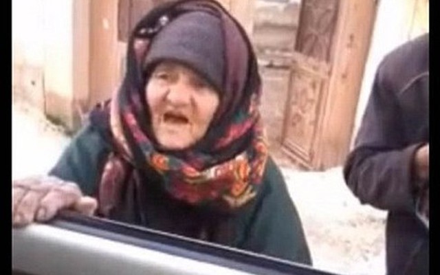 Bà cụ dũng cảm dám nguyền rủa chiến binh IS
