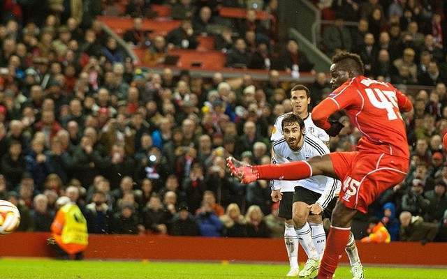 Mãi không ghi bàn, Balotelli hùng hổ tranh penalty với đồng đội