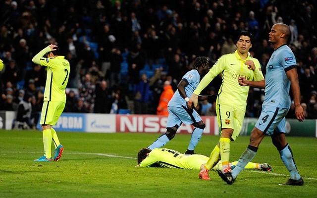 Messi sút hỏng penalty, Suarez "mất vui"