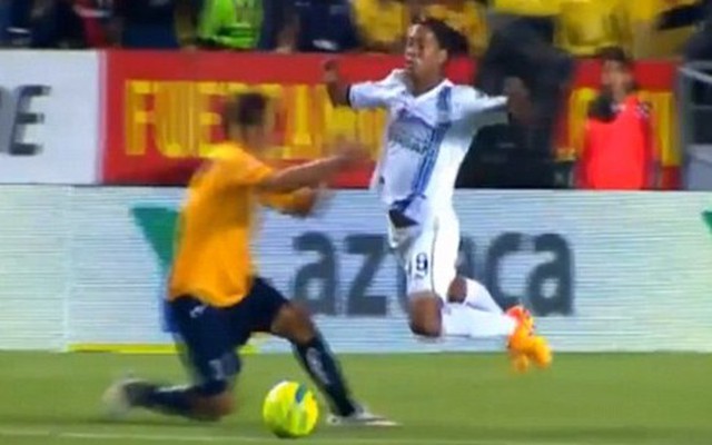 Sa sút phong độ, Ronaldinho thua cả Neymar