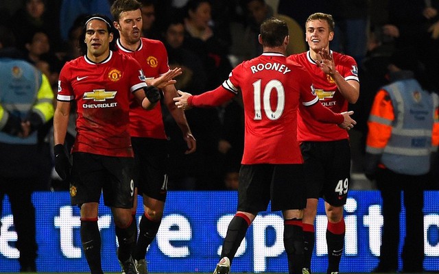 Man United, Chelsea thay phiên vùi dập chủ nhà