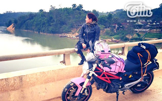 Cô gái xinh đẹp lái Ducati một mình đi xuyên Việt